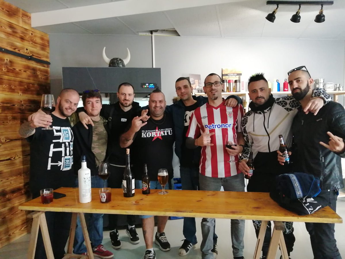 Ya estamos en Pontevedra, listos para reventar #Tronkobar junto a @BrutalOficial. Mientras vamos a recuperar fuerzas con Miguel. Mil gracias por acogernos así, hace falta más gente como tú en el mundillo.
Nos vemos esta noche a más 22:00:
Entrada gratuita.