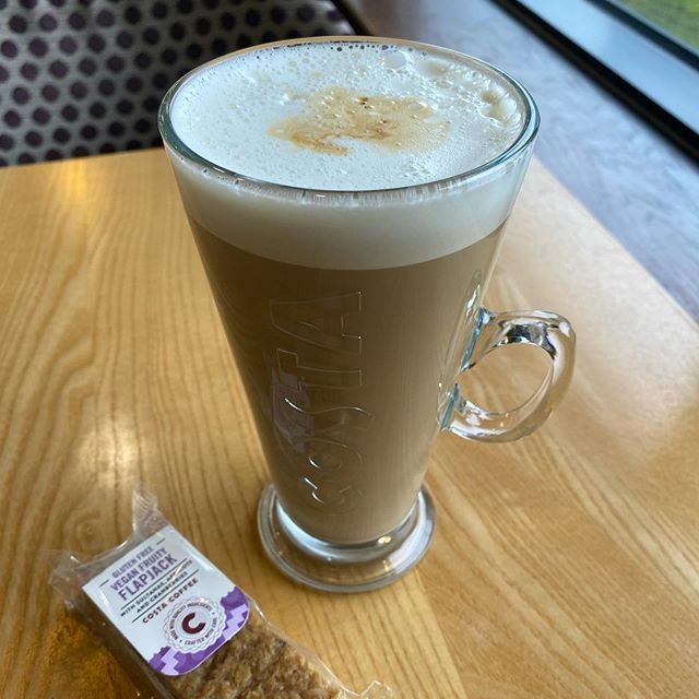 DoodlePopDesign's tweet photo. Obligatory Clacket Lane Costa pitstop with a fruity flapjack! 
#clacketlaneservices #costacoffee #soyalatte #fruityflapjack #coffeebreak #weekendgetaway #weekendbreak #thegardeningcatlady https://t.co/SzC8T3LBgX https://t.co/Ec55oYKPIY