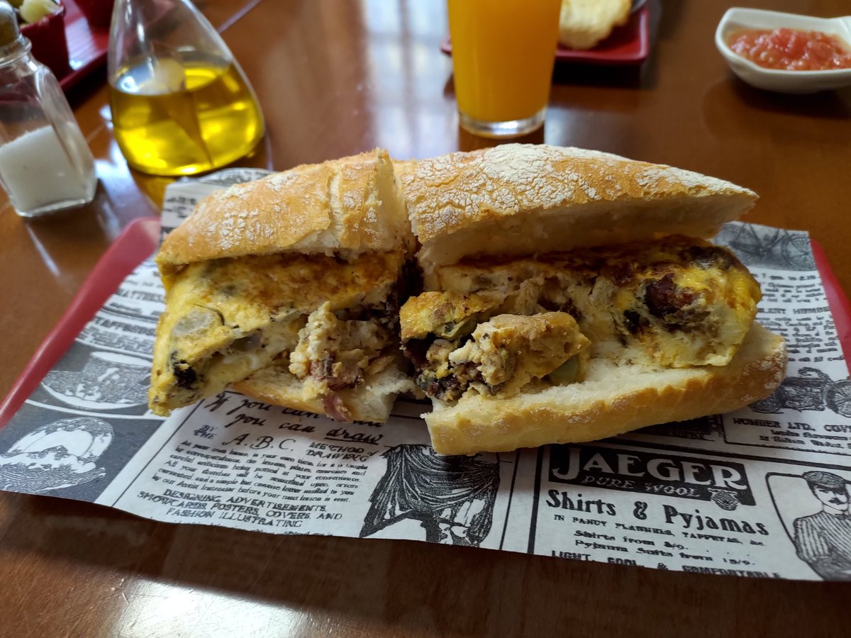ArquesPaco's tweet photo. @CasaMontesVLC Yo hoy este...la tortilla de la casa y el cremaet hilado
Muy bueno https://t.co/7XcPfs49hQ
