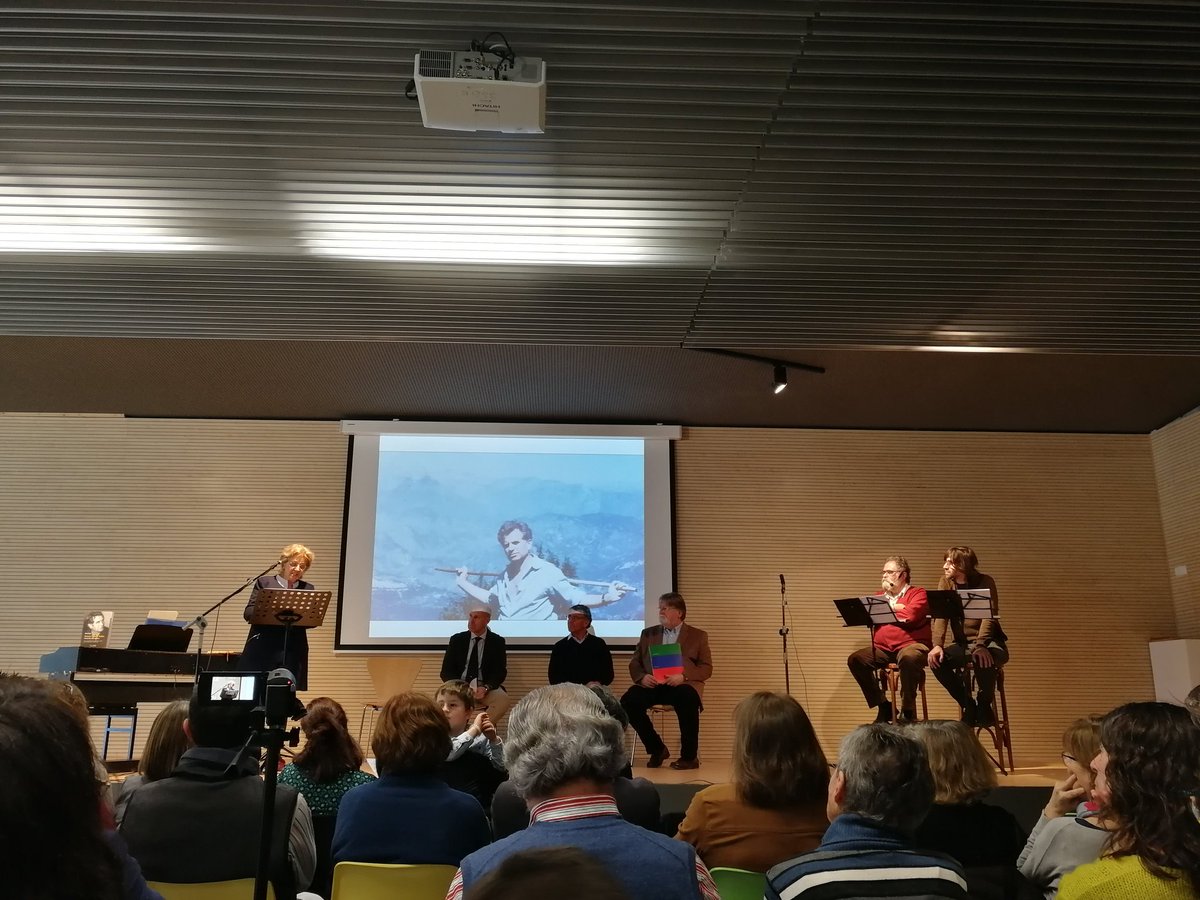 carmebove's tweet photo. #RamonFuster un home de paraula i d'acció. Un home savi. La seva mirada del país, de la llengua, de l'educació és plenament vigent. O ell era un avançat en el temps o no hem avançat gaire. Un acte emotiu per presentar les seva biografia @GenisSinca @fuster_guillem https://t.co/Vg5a7ZG7ca