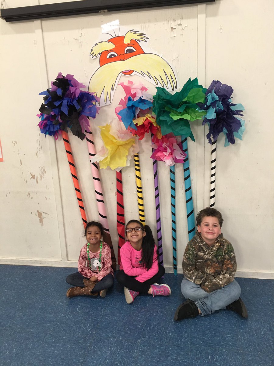 Youngfes1's tweet photo. More from Seussville! #fesrocks #fessparkles https://t.co/ByNlN8ws5t