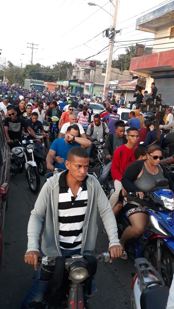 [AYER] MOCA Fue testigo del mar de gente que se lanzó a las calles ... El frente #RenovacionYCambio dijo:
 ¡Se siente se siente @Gonzalo2020RD presidente! <a href="/CarlosAmaranteB/">Carlos Amarante Baret</a> ¡Al frente! 💪