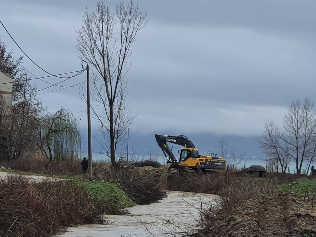 BashkiaP's tweet photo. Jemi në gadishmëri!

Reshjet intensive kanë shkaktuar probleme me ujrat në lumin e Rrëmenj. Bashkia Pogradec, punonjësit e saj në bashkëpunim me firmën 4AM që punon në rrugën Pogradec-Tushemisht, janë duke punuar pandalur për të bërë të mundur normalizimin e situatës së krijuar. https://t.co/KpabtpgSAS