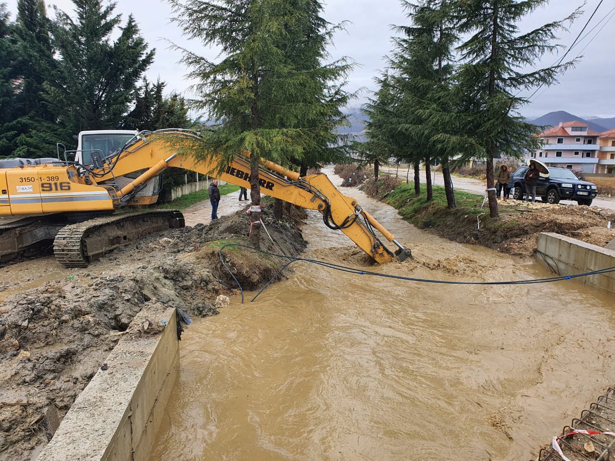 BashkiaP's tweet photo. Jemi në gadishmëri!

Reshjet intensive kanë shkaktuar probleme me ujrat në lumin e Rrëmenj. Bashkia Pogradec, punonjësit e saj në bashkëpunim me firmën 4AM që punon në rrugën Pogradec-Tushemisht, janë duke punuar pandalur për të bërë të mundur normalizimin e situatës së krijuar. https://t.co/KpabtpgSAS
