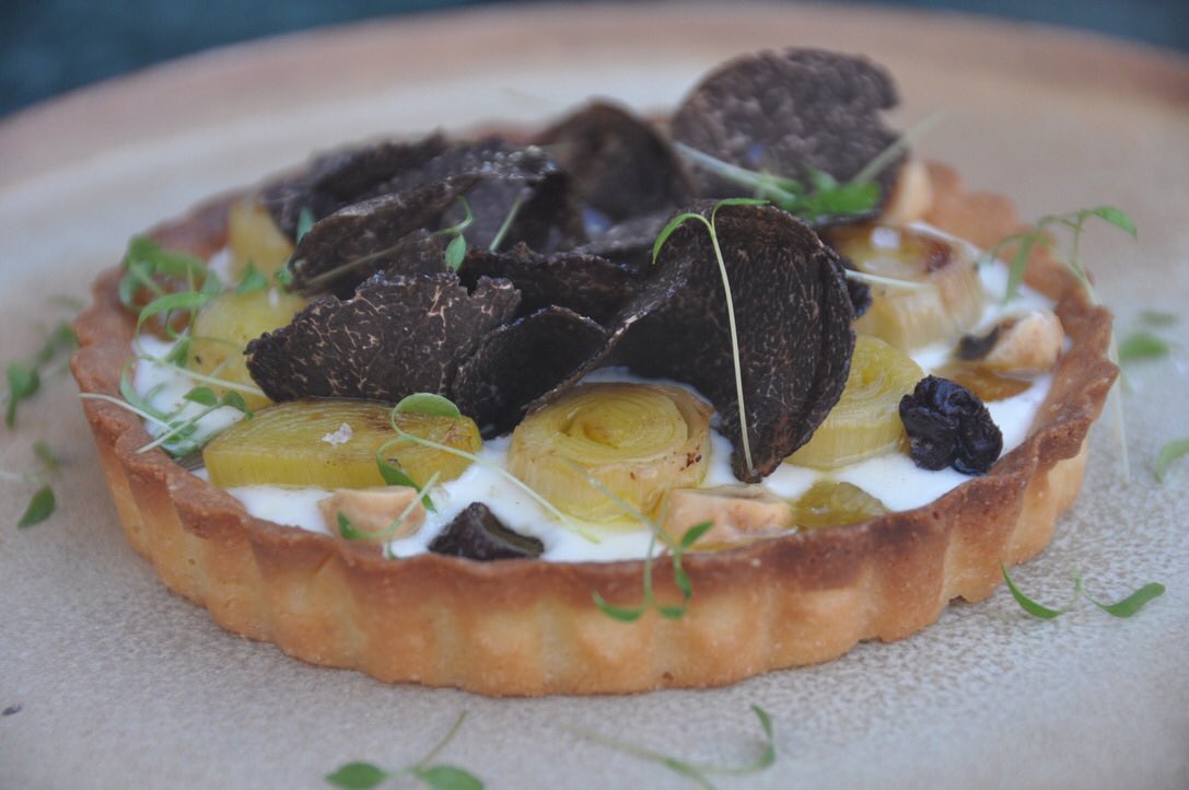 Tartaleta de puerros escalivados con crema de queso Belegen, frutos secos y trufa!⁣