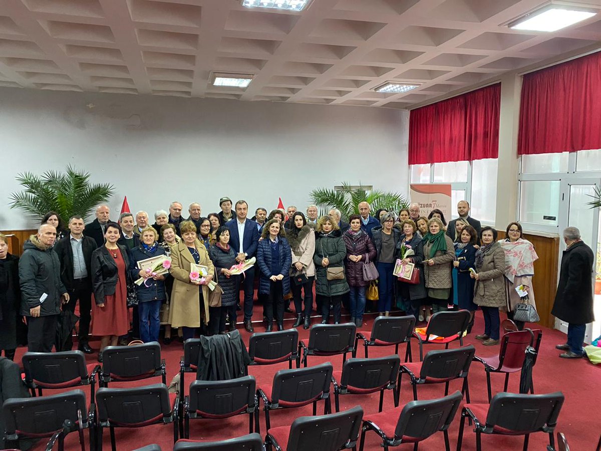 BashkiaP's tweet photo. Gëzuar 7 Marsi, festa e mësonjësve!

Respekt, nirënjohje dhe krenari për çdo mësues/e që i ka dedikuar jetën  arsimimit të brezave✍. Përulje për punën e atyre që nuk janë më mes nesh por që me punën e tyre të pa kursyer kanë dhënë dije për të gjithë ne. 
 Gëzuar!💐 https://t.co/JWyEvgcQN7