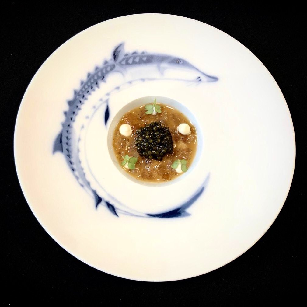 Mar y montaña de tendones con caviar⁣