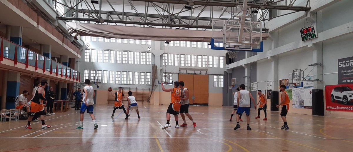 CBPonent's tweet photo. Nuestro senior masculino empieza con una muy buena primera parte‼️
Ganamos a Circol de Badalona de 6👏🏼👏🏼🏀🧡
Vamos chicos, seguimos💪🏼⛹🏼♂ Som equip, Som Ponent!!!! #cbponent #somequipsomponent #ponentonfire #basquetvalorscreixentjunts #viuesbàsquet #laolanaranjadecbponent https://t.co/BZ0R18Rw6P