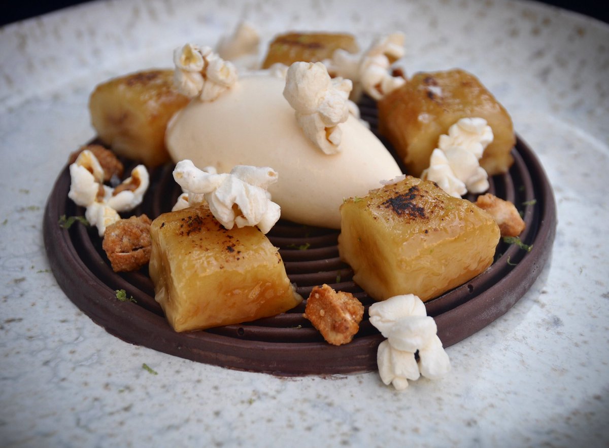 🍫+🥥+🍌+🍿+🥜⁣⁣
⁣
Panna cotta de chocolate y coco, platano caramelizado, helado de palomitas y cacahuete garrapiñado.