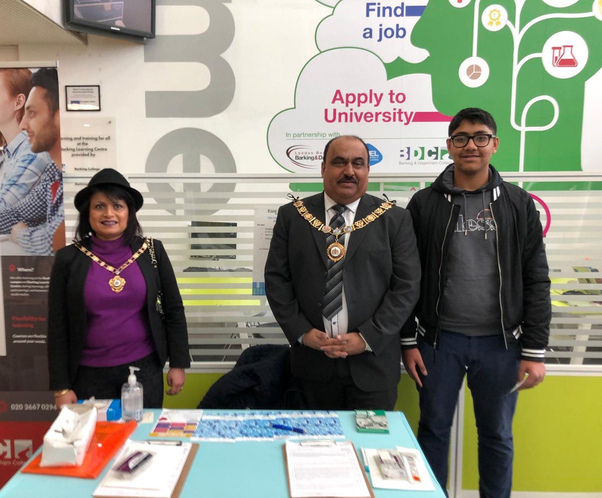ComResearchSafh's tweet photo. #eastlondongenes The Mayor of Barking came to visit us at our  session today at Barking library 🙏🏻🙌🏻 #community #research #outreach #engagement @SAfHUk @EastLondonGenes https://t.co/A5mODbazpa
