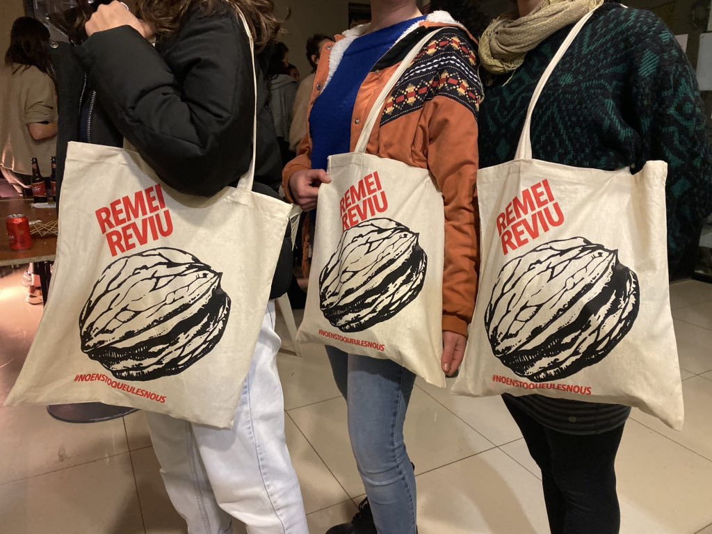 RemeiReviu's tweet photo. Companyes, companys! Què millor que lluïr la nou per tot Vic? Reivindiquem l’orgull del nostre barri, passejar-se amb la Noguera és molt bonic! #salvemlanoguera #RemeiReviu #noenstoqueulesnous https://t.co/4m2DGLfxYE