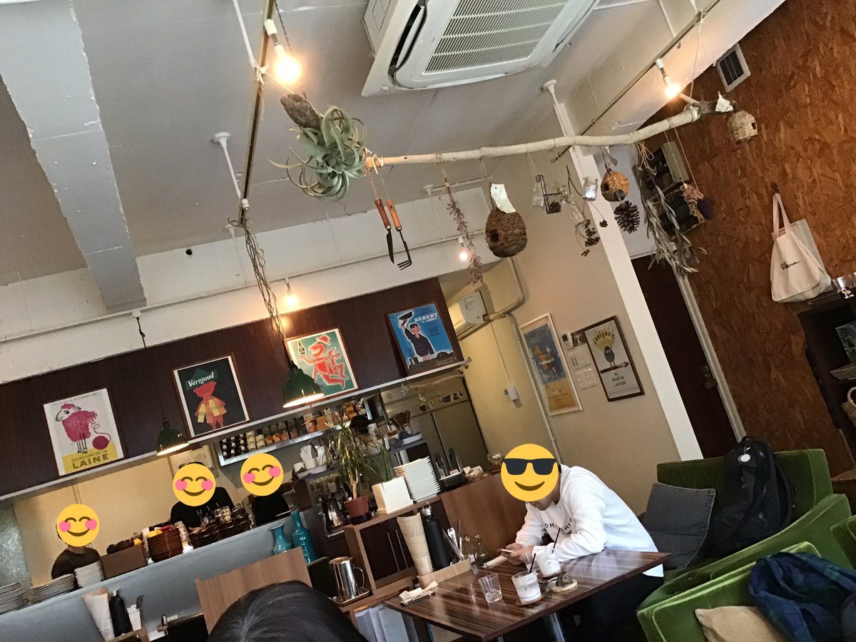 pontanponta09's tweet photo. 大須のeric-life（＝cafe）行った！
オーダーが来ると同時にあらかじめテーブルに置いてある動物（今日はパンダさんテーブルに🐼）の子の方をスタッフさんが持ってきて、会計の際にその子どもパンダさんをレジで渡してお金払うシステム！伝票持ってこない式いいな☆
#大須
#カフェ
#molly 
#ericlife https://t.co/Iz9wotT2Kq