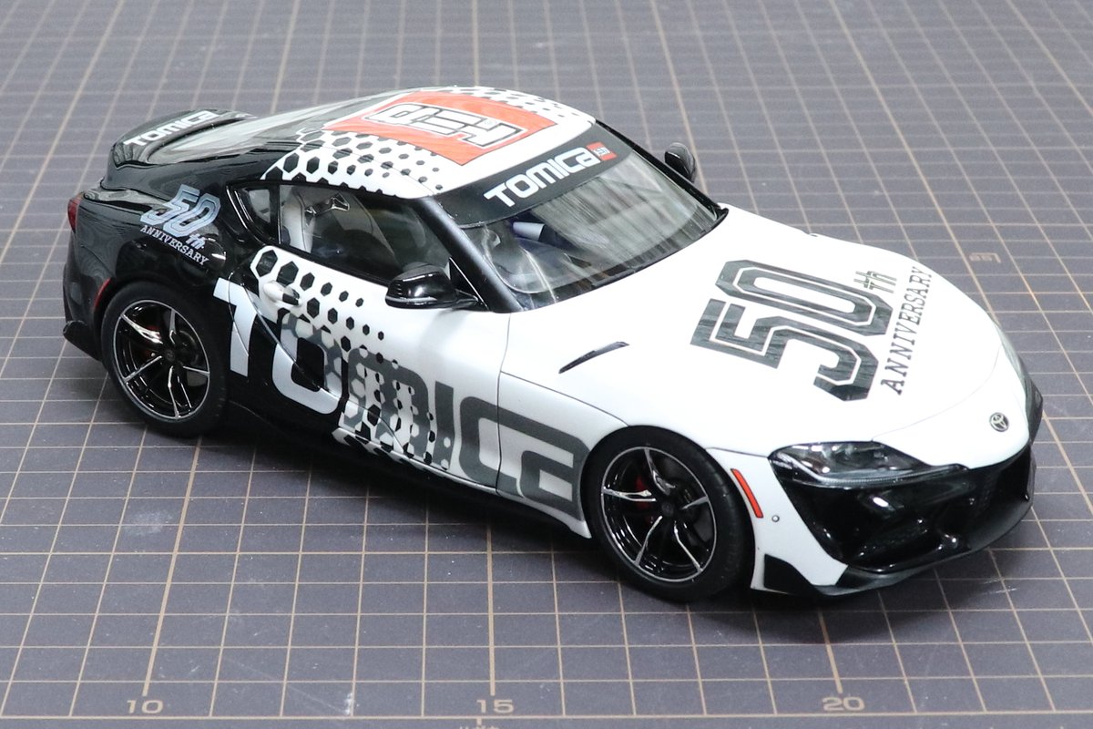 十一夜秋穂 Twitterissa Grsupra タミヤｇｒスープラ完成しました トミカ50周年 自動車メーカーコラボプロジェクトのデザインを参考に制作しました 資料が左側しかないので解らない部分は想像です ６月に展示の実車 トミカでの答え合わせが楽しみです