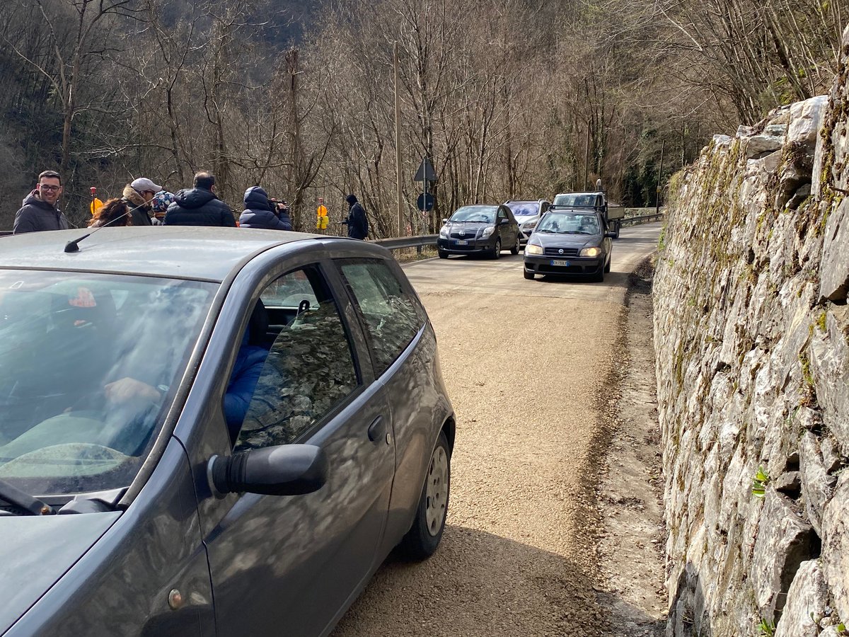 #viabilità #garfagnana #provinciadilucca: riaperta dalla <a href="/Provincia_Lucca/">Provincia di Lucca</a> a tempo di record la sp 13 di Valdarni dopo la frana di Isola Santa dello 1° febbraio. Si tratta di un primo collegamento, con limitazioni, importante per riattivare il transito tra Garfagnana e Versilia.