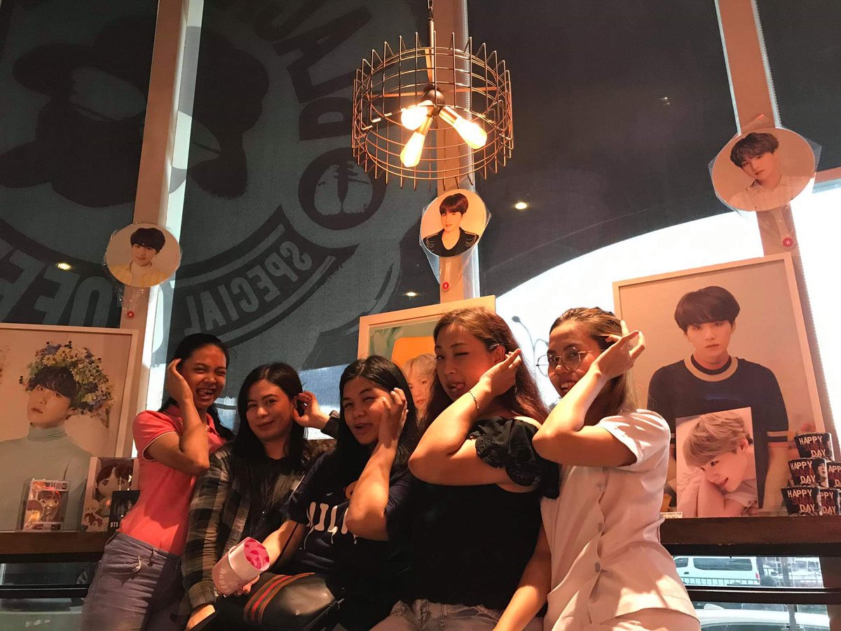 dunkindoienat's tweet photo. The fam that makes the loudest voice 💜✨
🌸 @MhayvzG @jowa_ni_jin @celendipity @seokjinuh
📷 @jbootaeee
#Jenstyle https://t.co/dnhwHuhbY0