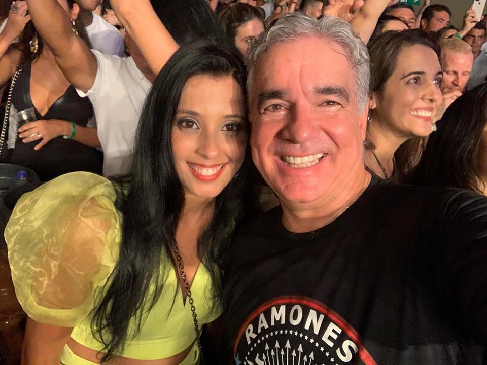 zenetofeira's tweet photo. Com meu amor, amigos, música, Skank, alegria, em Feira... Tudo de muito, muito bom!!!🍀🎶🤩😍 https://t.co/h18rwqURHO