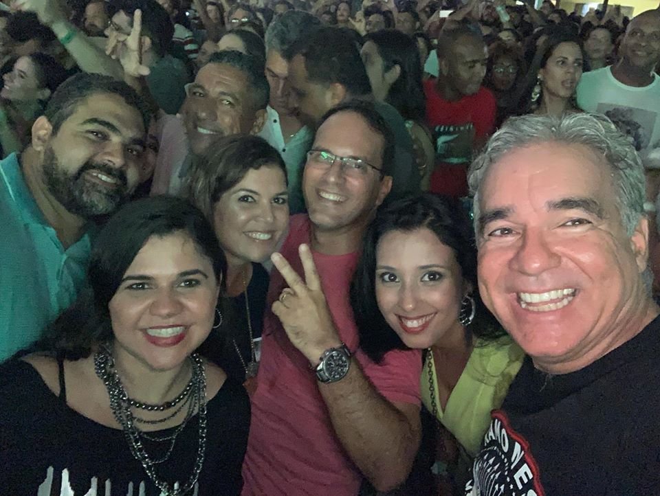 zenetofeira's tweet photo. Com meu amor, amigos, música, Skank, alegria, em Feira... Tudo de muito, muito bom!!!🍀🎶🤩😍 https://t.co/h18rwqURHO