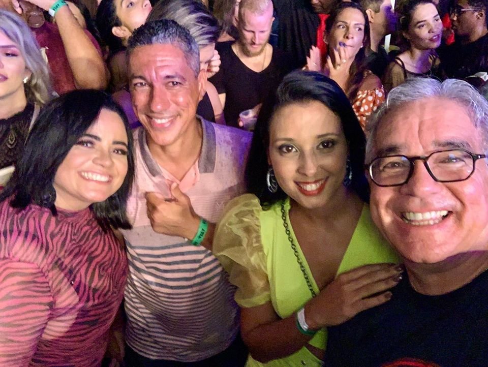 zenetofeira's tweet photo. Com meu amor, amigos, música, Skank, alegria, em Feira... Tudo de muito, muito bom!!!🍀🎶🤩😍 https://t.co/h18rwqURHO