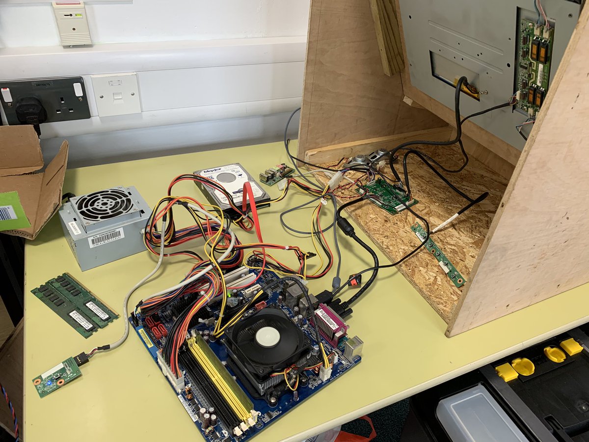 PiCodeandChips's tweet image. Another busy #RaspberryPiJam @BarnstapleLibr done and dusted