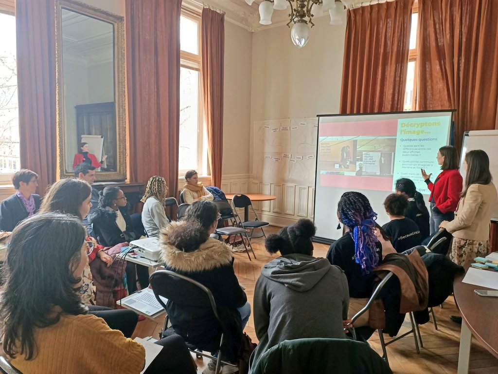 Helenebidard's tweet photo. Les tables rondes et les ateliers sur l'#égalitéprofessionnelle du #ForumFeministeParisien, c'est tout l'après midi à la @Mairiedu4e. Merci à toutes les expertes militantes et professionnelles de partager avec nous leurs savoirs ! #8mars https://t.co/KHZYqRa240