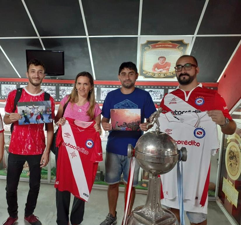 #AAAJ 🤝 En la previa del partido recibimos al dirigente de Central a cargo de <a href="/CARCSocial/">Área Social | Club Atlético Rosario Central</a> e intercambiamos libros. Además, se realizó la entrega de premios a los ganadores del concurso de fotografía 📸