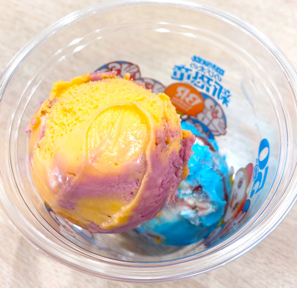 えりん Twitterissa サーティワンでドラえもんのアイス食べたよ 私はカップの方食べたけど えげつねぇ色になって笑った ドラえもんどこでもソーダはさっぱりしててわりと好みだった ドラえもん