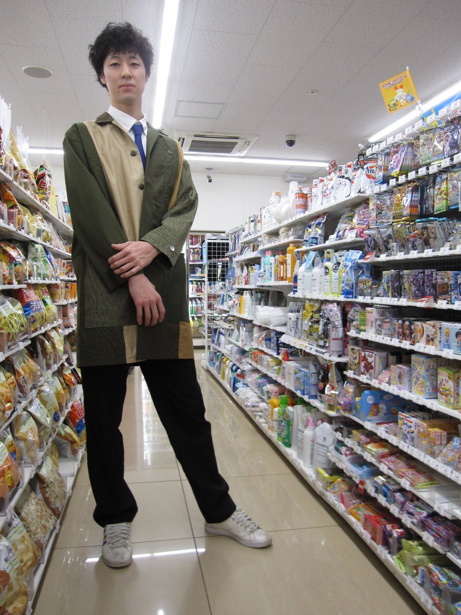 711hashikami's tweet photo. #Varde77 の「MILITARY MIX COAT」。
スタッフ(190cm/75kg)に着用をお願いしました!
背が高いので、コートというよりもジャケットのような着こなしになります。キャラに合うのか、よく似合っていますね。
あと、バックスタイルがめちゃめちゃカッケーです!
雰囲気あります。 https://t.co/fJzrHwV5GA