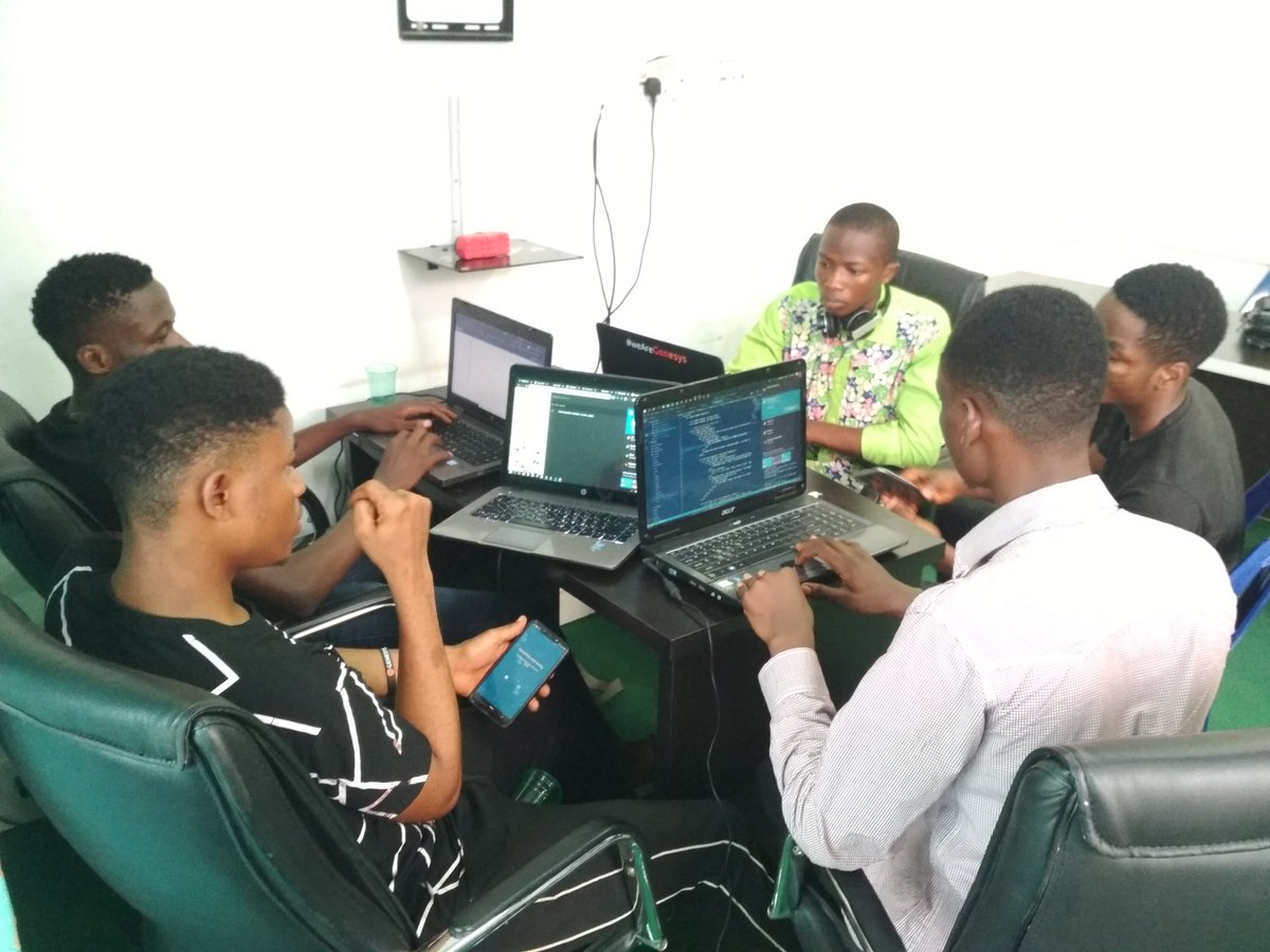 Tboidman's tweet photo. @Thisisobate and @code_dady @somtozech of team DSC ESUT https://t.co/WVCPrYdg95
