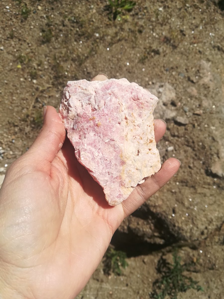 ColourAlchimia's tweet photo. Good news Colour Residency! All the month of March, I'll be developing a research/teaching residency in Catamarca, Argentina. I'll be researching about the potential colour and pigment extraction of the Rhodocrosite stone. #colouralchimia #pigment #colourresearch https://t.co/P803XvURMM