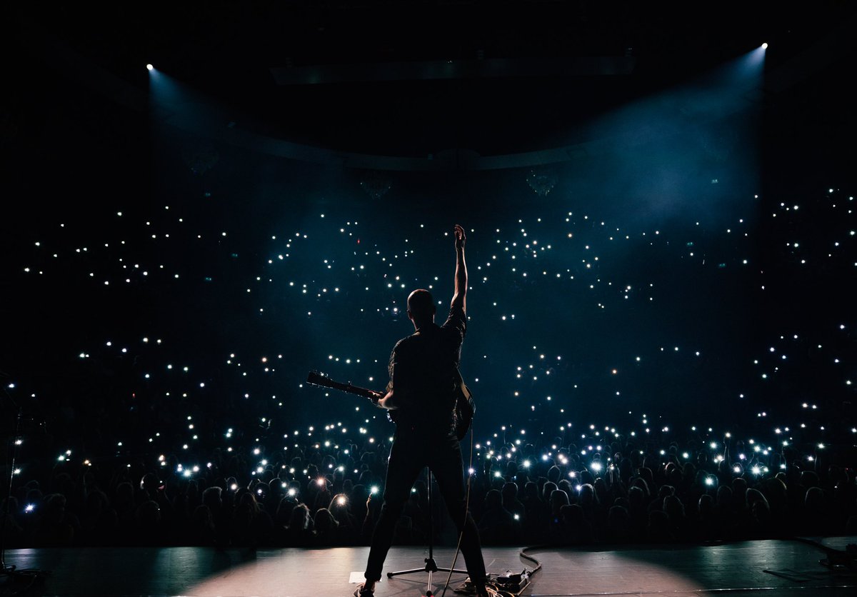 milow's tweet photo. These were the kind of moments I dreamed of when I was young and picked up my guitar... (photo by @krispouw in Amsterdam last week) https://t.co/o9QeDPg3ud