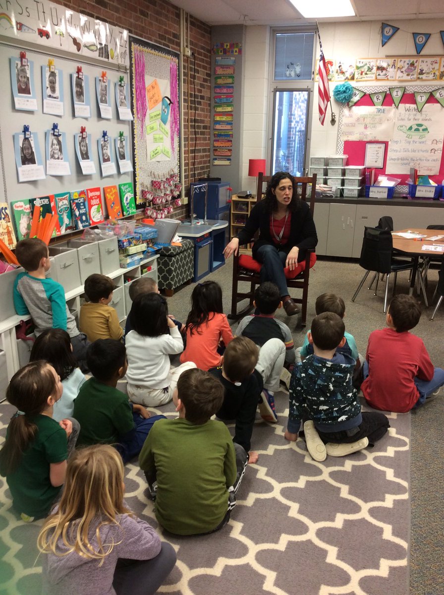 willowbrookKD's tweet photo. Storytelling at its finest!  Thank you @mrslevin11 for entertaining us! #d30learns https://t.co/uVAwMWLbJv