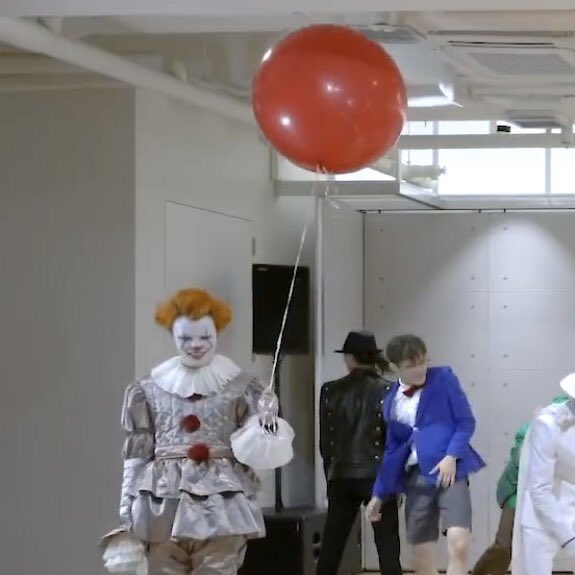 badasschenle's tweet photo. chenle’s first instinct after seeing a balloon is to turn into pennywise once again and i respect that https://t.co/cvVTyv1qZP