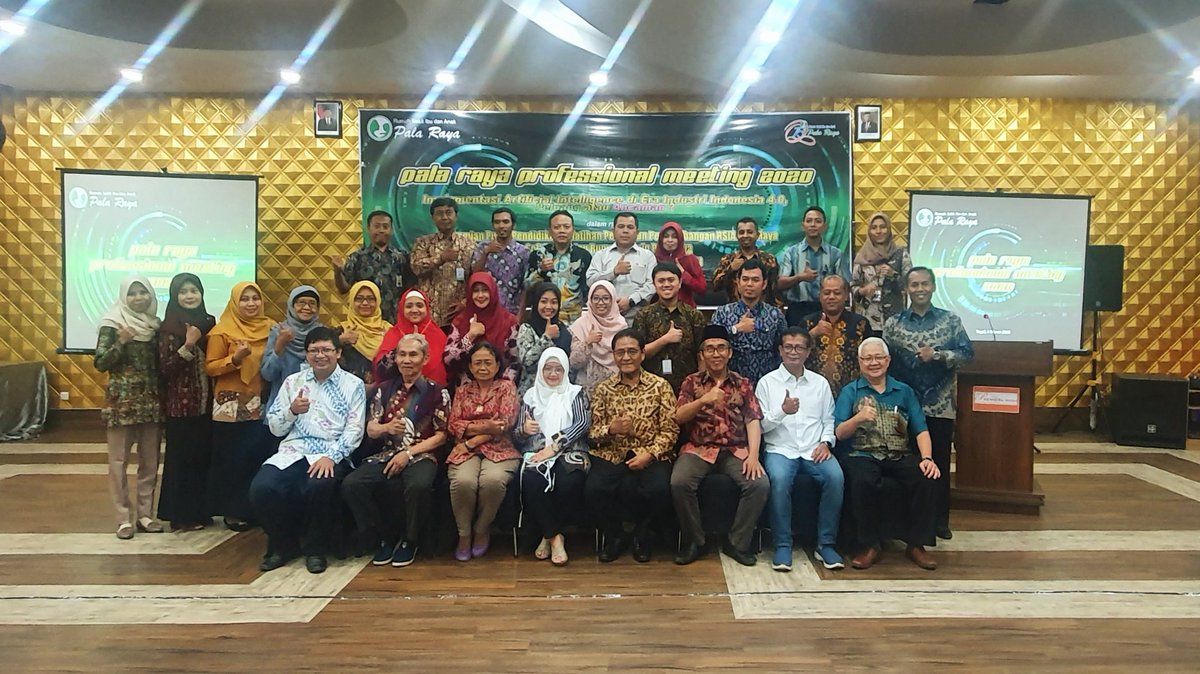 dr_koko28's tweet photo. Kemarin dijamu teman-teman di Tegal. Saya kembali sampaikan potensi pendapatan negara jika bidang kesehatan dikelola dengan baik.

Sekitar 100 triliun dari warga kita yang selama ini berobat ke LN &amp; sekitar 300 triliun tambahan dari warga LN yang berobat ke Indonesia. Mau? 👨‍⚕️🇮🇩👩‍⚕️ https://t.co/FnE8xqmXSi