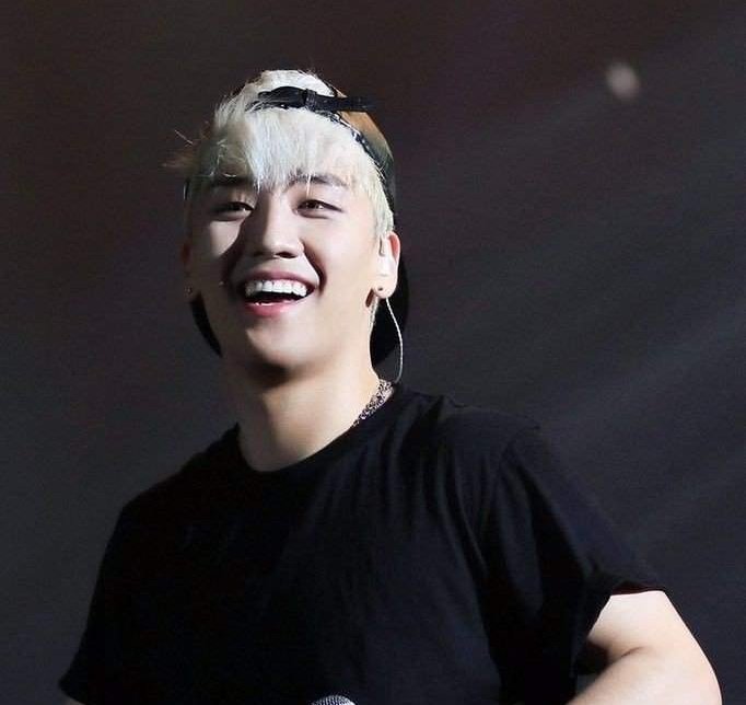 ForGloRi's tweet photo. Despite all he's been through, he still showed us his precious smile. Nothing they have done to him can take that away #TakeCareSeungri https://t.co/4huvu011OX
