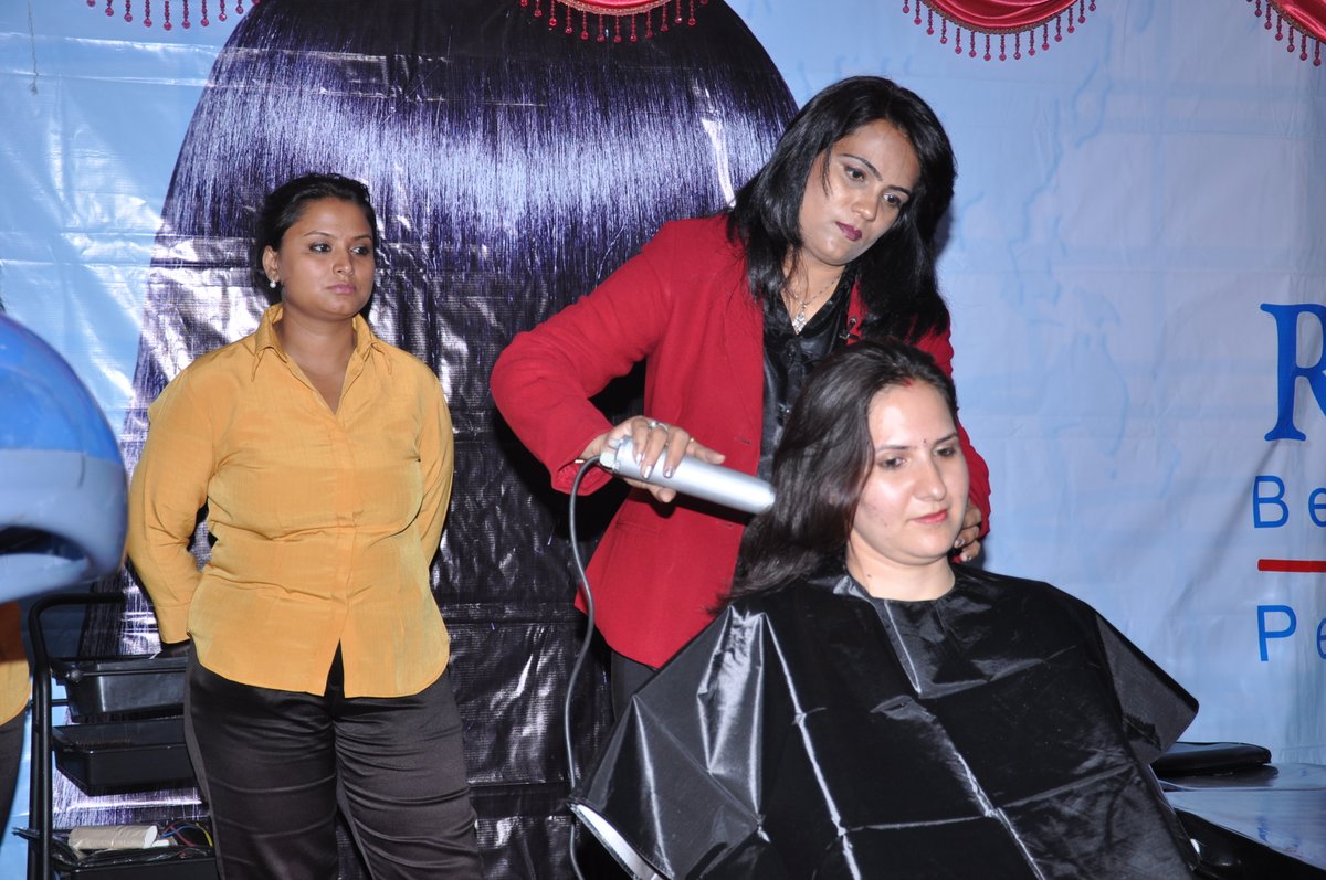 MumbaiMakeovers's tweet photo. Makeovers Beauty clinic 
is a Naturopathy, Cosmetology Center
Advanced Hair, Skin,&amp; Laser Treatment Center.
20 Years’ Experience 
Carbon Facial Skin Treatment 
Contact no. no: 9820781246, 7777043388, 
#MUMBAI
#India
#DAHISAR
#CARBON 
#FACIAL
#BOTOX
#PEELING

Dr. Kavita Khankar https://t.co/9GiJcz49bs