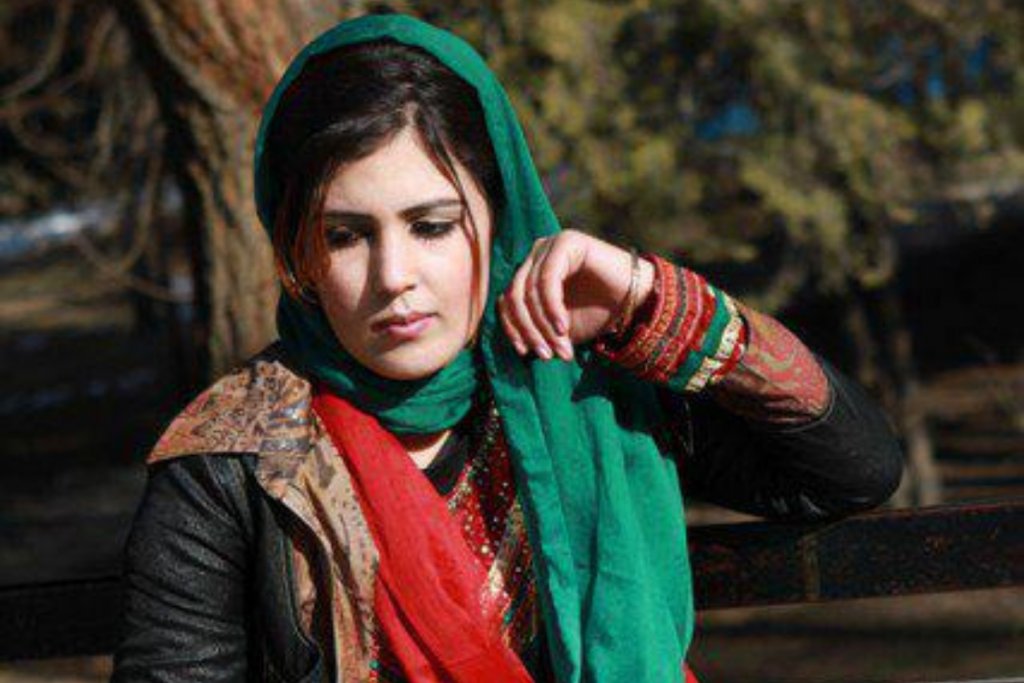 Mena Mangal (1992-2019) was an Afghan journalist, TV presenter & women's rights advocate. She was shot dead days after she finalised her divorce; her family accused her abusive ex-husband of killing her.  #WomensHistoryMonth  https://www.independent.co.uk/news/obituaries/mena-mangal-death-afghanistan-journalist-murder-kabul-a8927131.html https://www.rferl.org/a/after-killing-of-female-afghan-journalist-suspicion-falls-closer-to-home/29938033.html