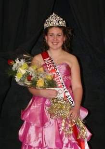 Throwback to me winning a pageant in 2010. I was 15 and wayyyyyy too proud of myself for having won.<a href="/tag/arewedonehere"class="tags"><span>#arewedonehere</span></a><a href="/tag/gotadultshittodoboo"class="tags"><span>#gotadultshittodoboo</span></a><a href="/tag/highscho"class="tags"><span>#highscho</span></a>