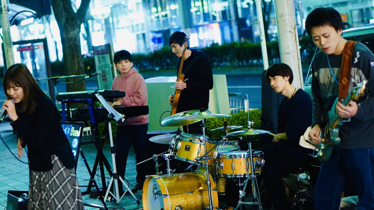 megane9191's tweet image. 本日のDeepC！
人通りが少なかったせいかいつもよりものびのびとした感じで撮ってて楽しかった。

@DeepC_Official_ 
#DeepC #路上ライブ #栄三越前
#新曲はシャボン玉かな