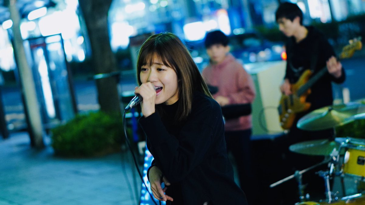 megane9191's tweet image. 本日のDeepC！
人通りが少なかったせいかいつもよりものびのびとした感じで撮ってて楽しかった。

@DeepC_Official_ 
#DeepC #路上ライブ #栄三越前
#新曲はシャボン玉かな