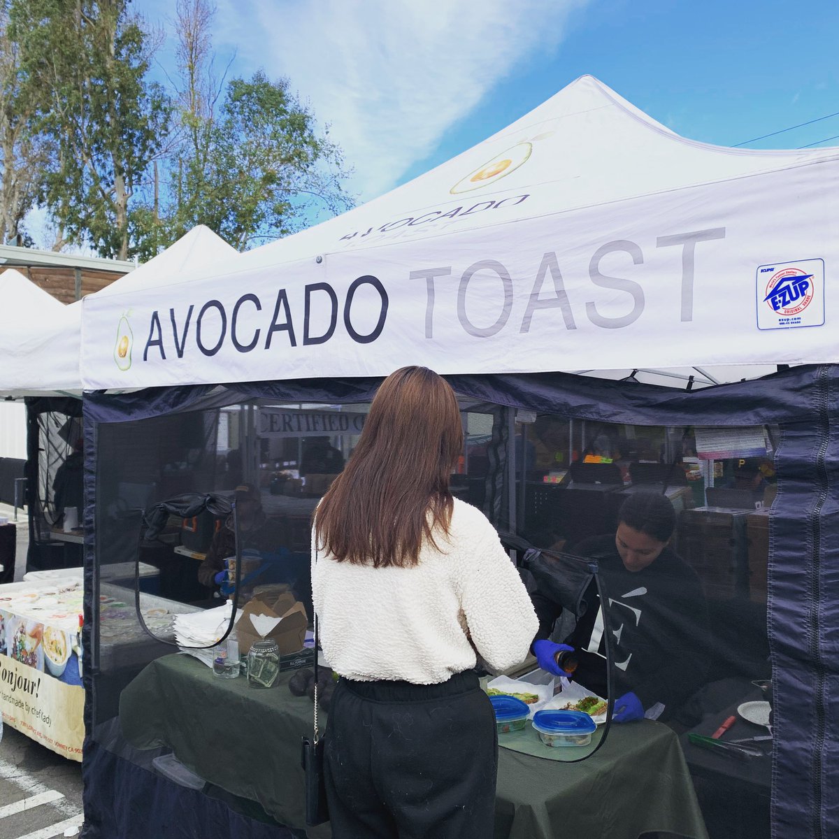 BrianaCap's tweet photo. Peak LA? A whole damn booth at the farmers market dedicated to avocado toast. 🥑 #webasic #aintmad #losangeles #avocadotoast #LA https://t.co/0E7oJdEiSp