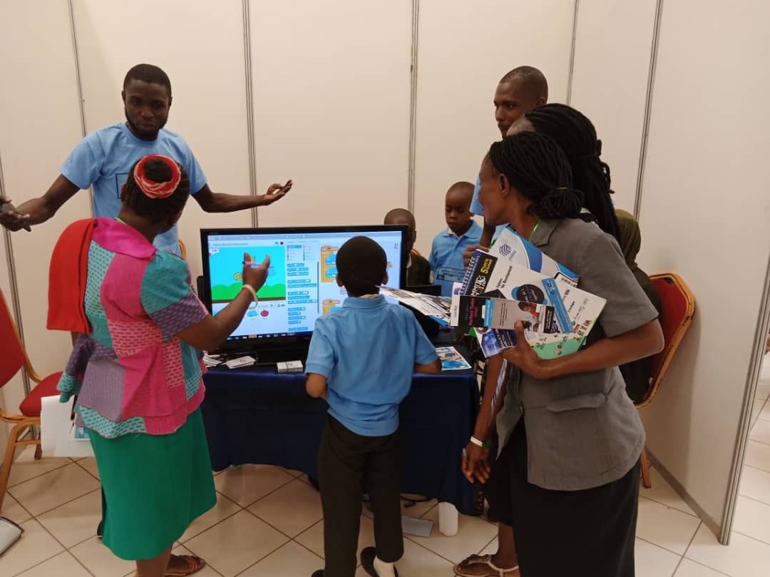 cmith_org's tweet photo. Primary 4 student explaining concept of computer coding to staff of Ministry of Education at the just concluded EdTech summit held at ICC Abuja. @KashifuInuwa @NITDANigeria @Rjay_omale @DrIsaPantami @DrSamboMagaji @FMoCDENigeria we aim to shape future creators of technology https://t.co/s1iR4tSOuY