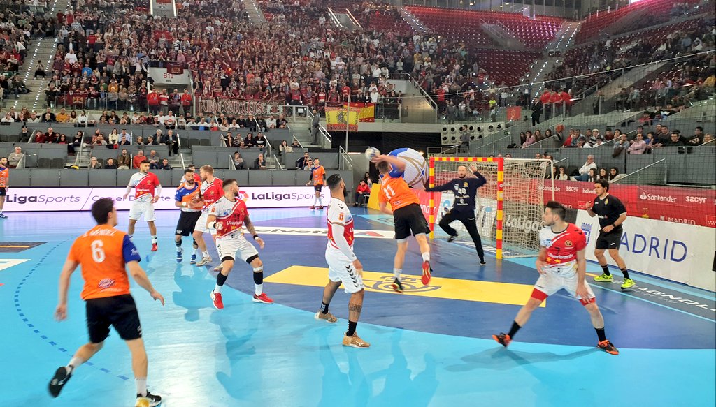 🏆 #CopaRey2020
SEMIFINAL 
🏟 Caja Mágica 
⏱ Minuto 70
<a href="/BMCdadEncantada/">REBI Balonmano Cuenca 🌪️</a> 27
<a href="/bmbenidorm/">BM Servigroup Benidorm</a> 28
INCREIBLE
#VamosBenidorm
<a href="/RFEBalonmano/">RFEBalonmano</a>