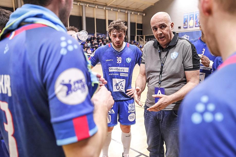 LesSportsDNA's tweet photo. 🤾♂️ Denis #Lathoud n'a pas aimé la prestation de ses joueurs, vendredi face à @LimogesHand87, mais alors pas du tout. Le coach de l'@ESSAHB l'a fait savoir, sans prendre de pincettes ➡️ https://t.co/9oHPAmdqrQ 📸 @BadiasJean https://t.co/QNsEP8p9A5