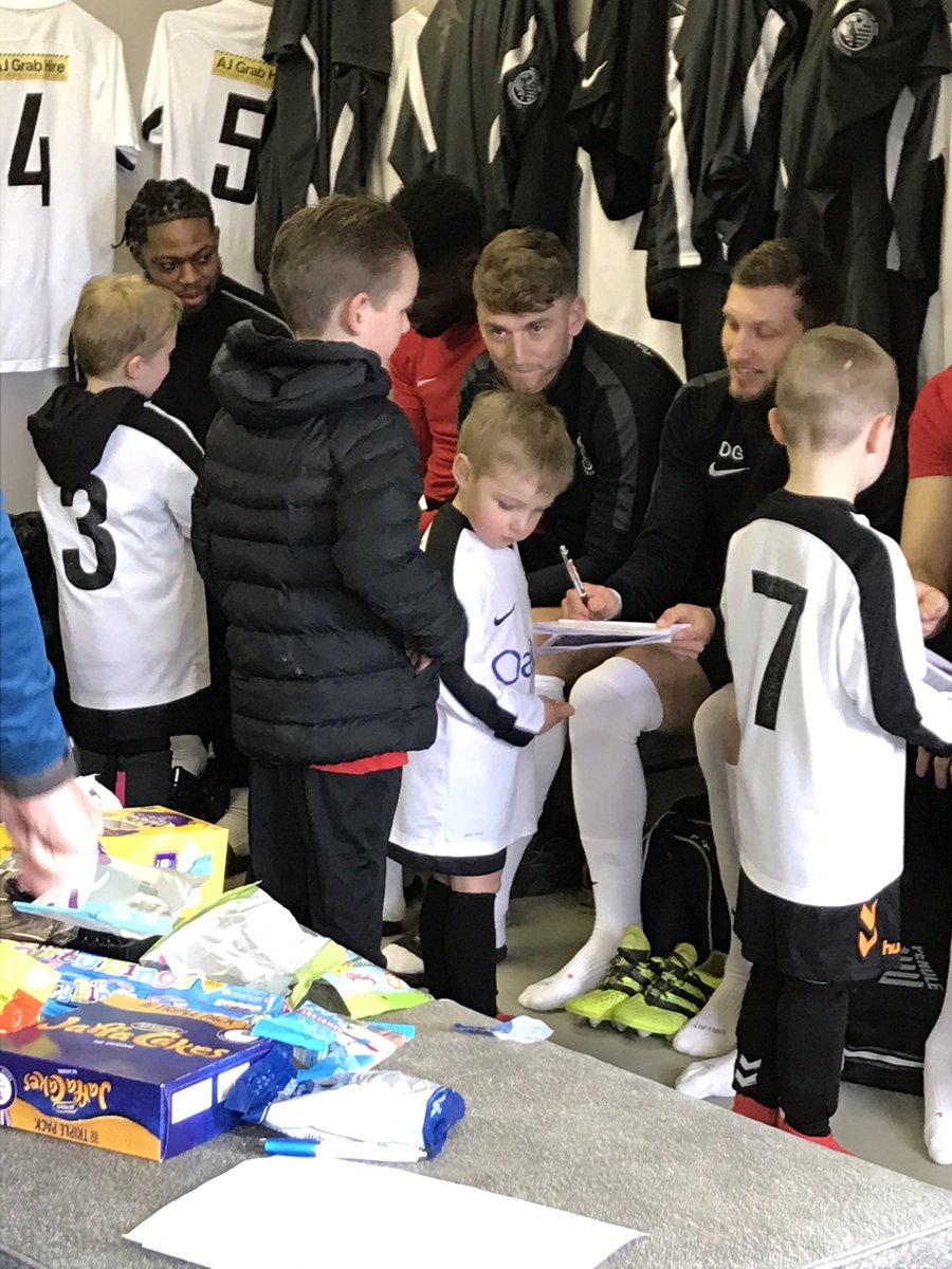 roystontyouthfc's tweet photo. Mini Crows were Mascots today for the @RoystonTownFC v @stivestownfc game. 

They had a great time and have already asked to do it again 😍 

#MINICROWS #CROWS #HowCuteAreThey https://t.co/whVuUzyS1P