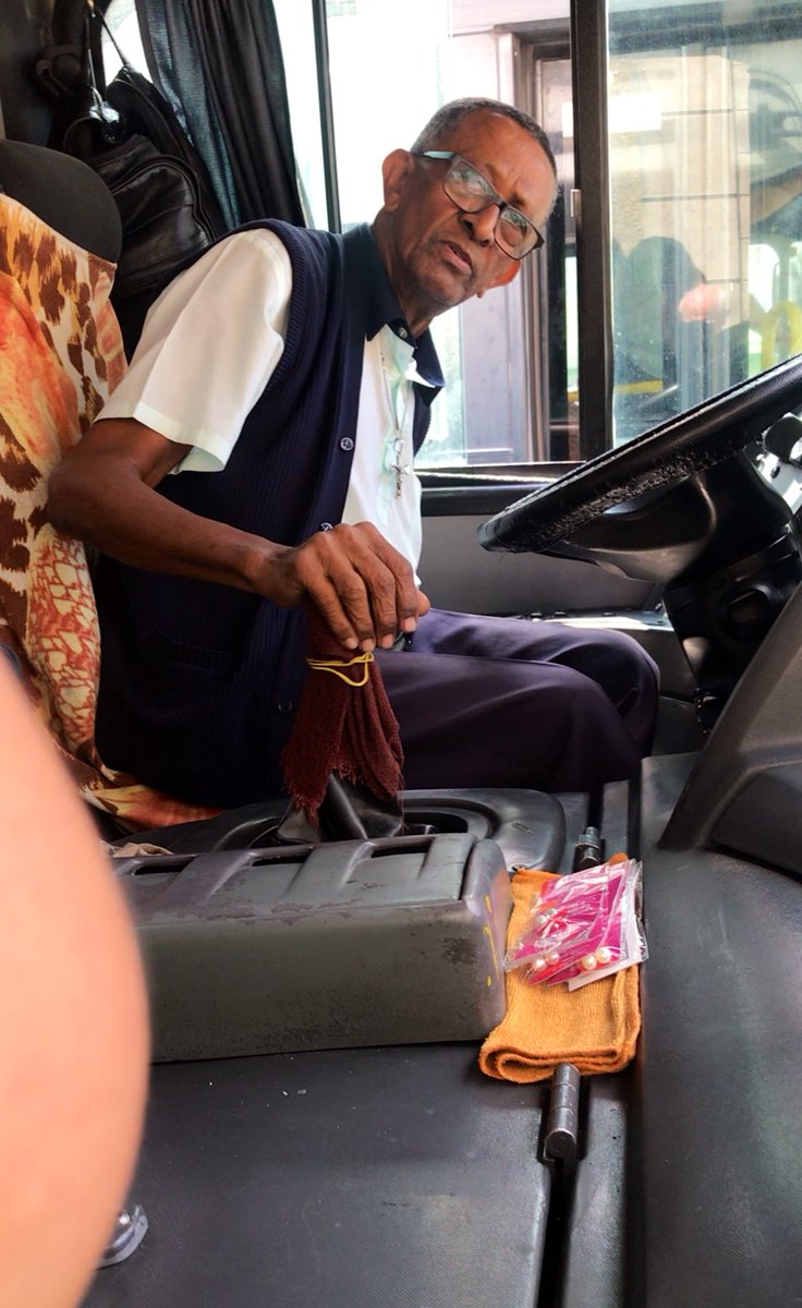 bstduda's tweet image. E o motorista do 630 que todo ano na semana do dia internacional da mulher enfeita o ônibus todo e dar uma lembrancinha para todas as mulheres que entram no ônibus 😍😍❤️❤️😭