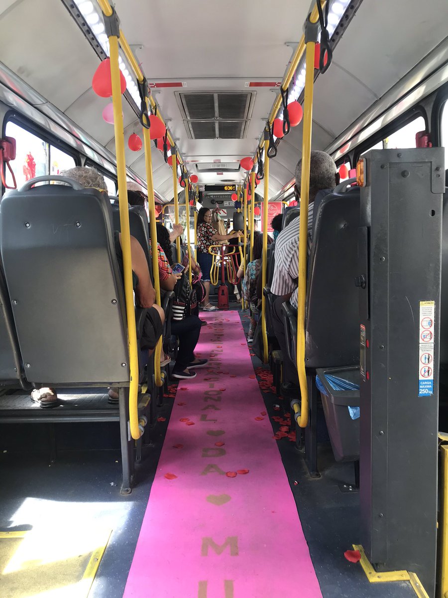bstduda's tweet image. E o motorista do 630 que todo ano na semana do dia internacional da mulher enfeita o ônibus todo e dar uma lembrancinha para todas as mulheres que entram no ônibus 😍😍❤️❤️😭