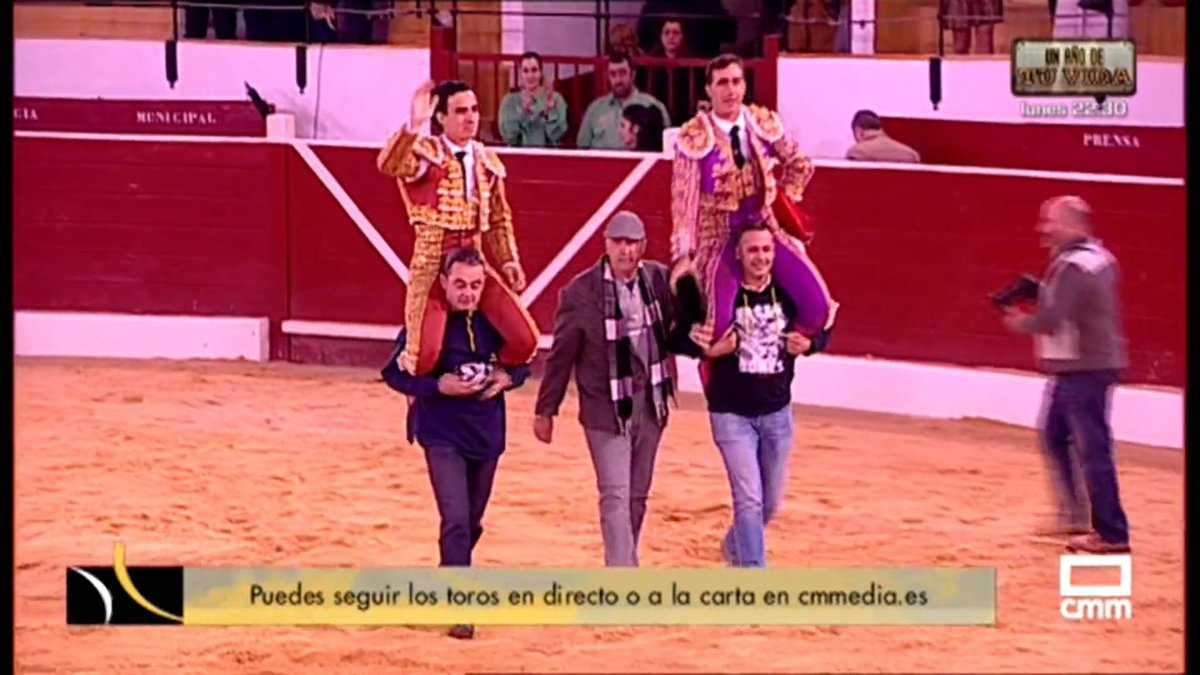 SerTaurinoEc's tweet photo. David Fandila "El Fandi" y Joaquín Galdós previo a su comparecencia en Salcedo de ambos y Riobamba del primero han salido a hombros en Tobarra (Albacete)-España. lidiaron toros de la ganadería de Hermanos García Jiménez, completó el cartel la rejoneadora Lea Vicens.
#SerTaurino https://t.co/zzSPzGKlHI