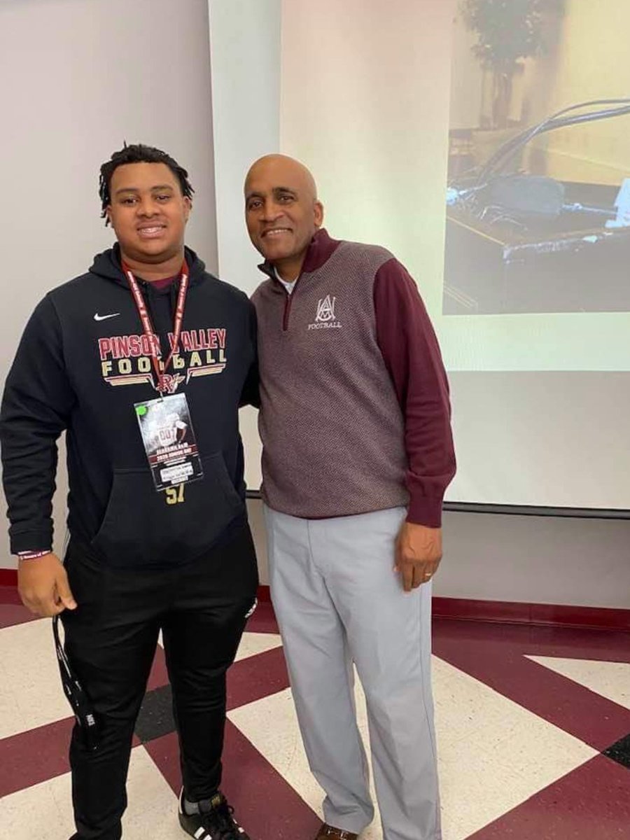 EBONIPAIGE1's tweet photo. My fam visiting at the best hbcu in the South.  #AAMU   You'll look great in a BULLDOG uniform #AAMUFOOTBALL https://t.co/b85j0hR2Pq