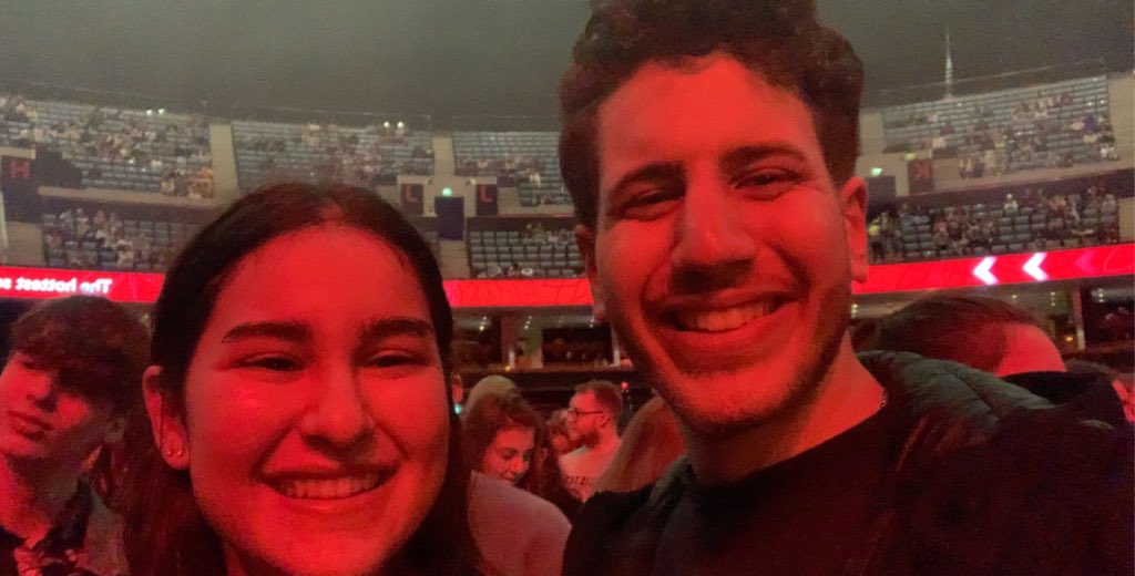 AytenLabib's tweet photo. #getmeinthevault Waiting on @halsey !!!!!! https://t.co/bi6MWV2HEc