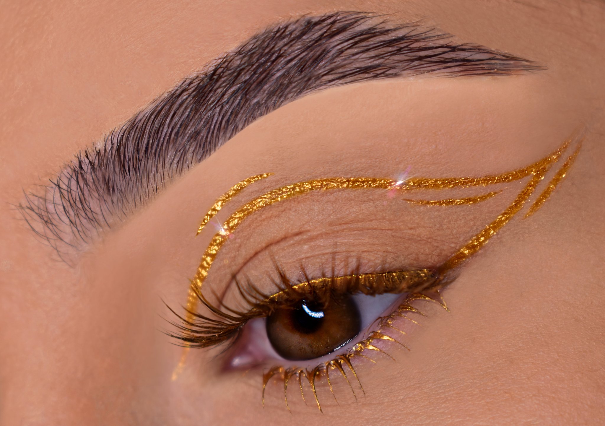 Graphic Liner with a Gold Touch  Eye makeup pictures, Creative